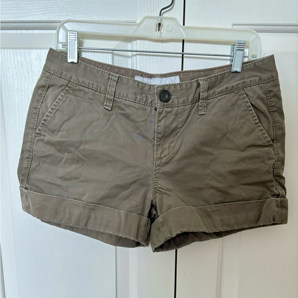 EUC Preppy Old Navy Olive color cotton cuffed low rise chino shorts.